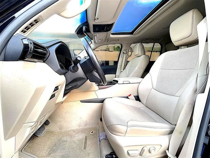 Подержанный Toyota Land Cruiser 300 Series, 4.0 л, 2023 в Дубае от Andaleeb Cars Черный цвет. GCC | AUTO.AE