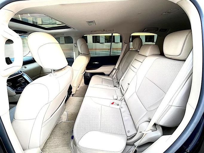 Подержанный Toyota Land Cruiser 300 Series, 4.0 л, 2023 в Дубае от Andaleeb Cars Черный цвет. GCC | AUTO.AE