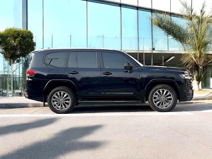 Подержанный Toyota Land Cruiser 300 Series, 4.0 л, 2023 в Дубае от Andaleeb Cars Черный цвет. GCC | AUTO.AE