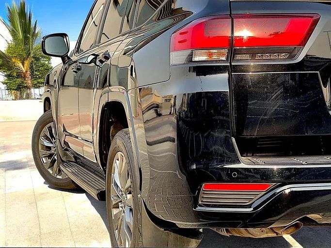 Подержанный Toyota Land Cruiser 300 Series, 4.0 л, 2023 в Дубае от Andaleeb Cars Черный цвет. GCC | AUTO.AE