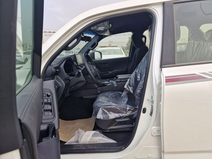 Новый Toyota Land Cruiser 300 Series, 4.0 л, 2025 в Дубае от Allied Motors Белый цвет. GCC | AUTO.AE