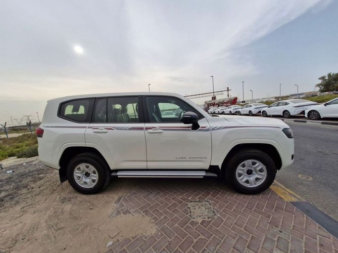 Новый Toyota Land Cruiser 300 Series, 4.0 л, 2025 в Дубае от Allied Motors Белый цвет. GCC | AUTO.AE