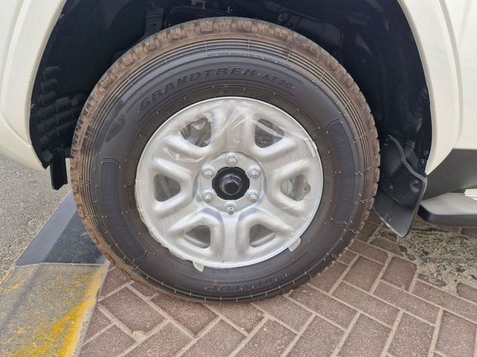 Новый Toyota Land Cruiser 300 Series, 4.0 л, 2025 в Дубае от Allied Motors Белый цвет. GCC | AUTO.AE