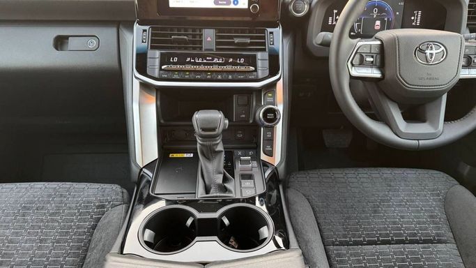 Новый Toyota Land Cruiser 300 Series, 3.3 л, 2025 в Дубае от Allied Motors Белый цвет. Other | AUTO.AE