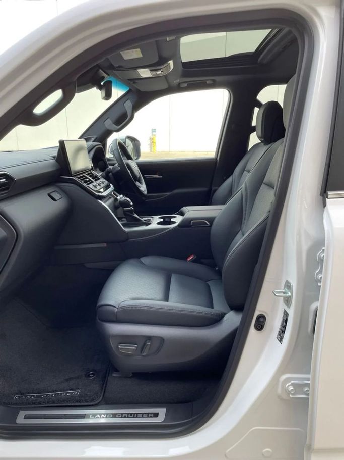 Новый Toyota Land Cruiser 300 Series, 3.3 л, 2025 в Дубае от Allied Motors Белый цвет. Other | AUTO.AE