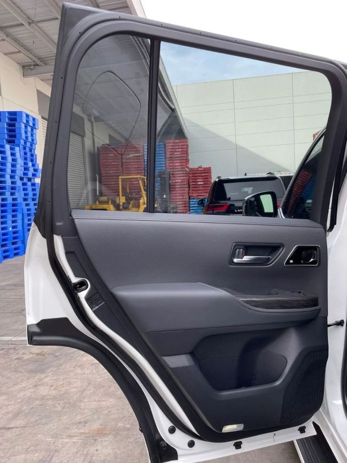 Новый Toyota Land Cruiser 300 Series, 3.3 л, 2025 в Дубае от Allied Motors Белый цвет. Other | AUTO.AE