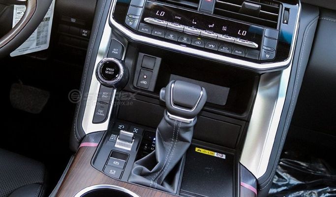 Новый Toyota Land Cruiser 300 Series, 4.0 л, 2025 в Дубае от Segrex Auto Черный цвет. GCC | AUTO.AE