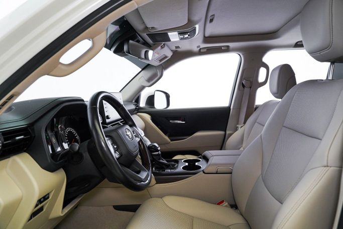 مستعملة Toyota Land Cruiser السلسلة 300, 3.4 l, 2023 في في دبي من Exotic Cars، اللون أبيض. مواصفات الخليج | AUTO.AE