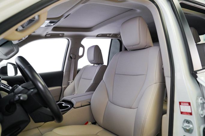 مستعملة Toyota Land Cruiser السلسلة 300, 3.4 l, 2023 في في دبي من Exotic Cars، اللون أبيض. مواصفات الخليج | AUTO.AE