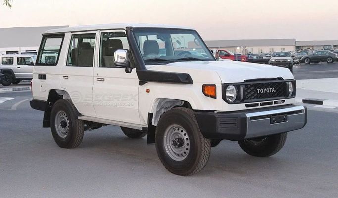 Новый Toyota Land Cruiser 70 Series Рестайлинг 2, 4.2 л, 2025 в Дубае от Segrex Auto Белый цвет. GCC | AUTO.AE