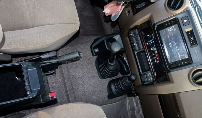 Новый Toyota Land Cruiser 70 Series Рестайлинг 2, 4.2 л, 2025 в Дубае от Segrex Auto Белый цвет. GCC | AUTO.AE