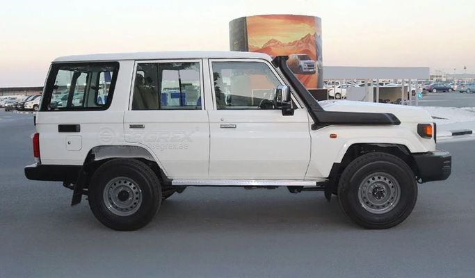 Новый Toyota Land Cruiser 70 Series Рестайлинг 2, 4.2 л, 2025 в Дубае от Segrex Auto Белый цвет. GCC | AUTO.AE