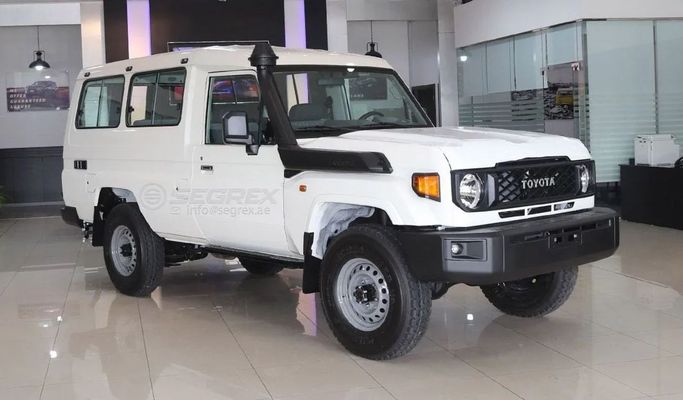 Новый Toyota Land Cruiser 70 Series Рестайлинг 2, 4.0 л, 2025 в Дубае от Segrex Auto Белый цвет. GCC | AUTO.AE