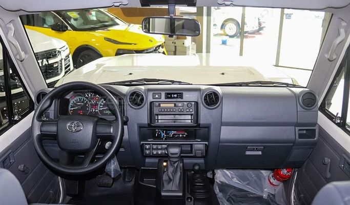 Новый Toyota Land Cruiser 70 Series Рестайлинг 2, 4.0 л, 2025 в Дубае от Segrex Auto Белый цвет. GCC | AUTO.AE