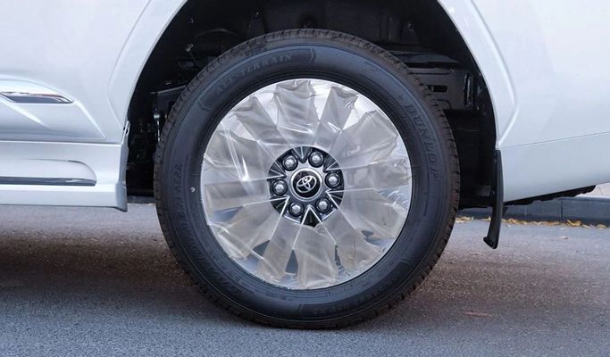 Новый Toyota Land Cruiser 300 Series, 3.3 л, 2025 в Дубае от Segrex Auto Белый цвет. GCC | AUTO.AE