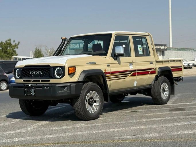 Новый Toyota Land Cruiser 70 Series Рестайлинг 2, 4.0 л, 2025 в Дубае от World Center Motors FZE Бежевый цвет. GCC | AUTO.AE