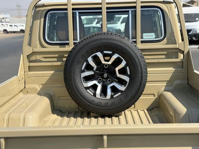 Новый Toyota Land Cruiser 70 Series Рестайлинг 2, 4.0 л, 2025 в Дубае от World Center Motors FZE Бежевый цвет. GCC | AUTO.AE