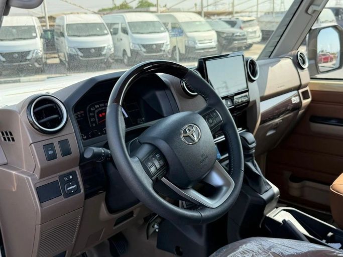 Новый Toyota Land Cruiser 70 Series Рестайлинг 2, 4.0 л, 2025 в Дубае от World Center Motors FZE Бежевый цвет. GCC | AUTO.AE