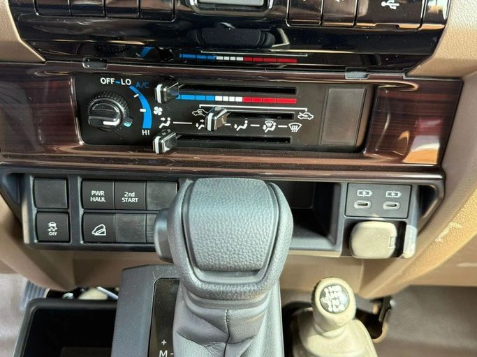 Новый Toyota Land Cruiser 70 Series Рестайлинг 2, 4.0 л, 2025 в Дубае от World Center Motors FZE Бежевый цвет. GCC | AUTO.AE