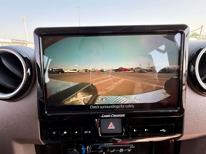 Новый Toyota Land Cruiser 70 Series Рестайлинг 2, 4.0 л, 2025 в Дубае от World Center Motors FZE Бежевый цвет. GCC | AUTO.AE