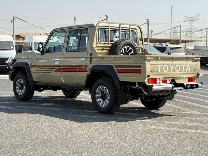 Новый Toyota Land Cruiser 70 Series Рестайлинг 2, 4.0 л, 2025 в Дубае от World Center Motors FZE Бежевый цвет. GCC | AUTO.AE