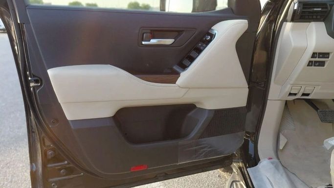 Новый Toyota Land Cruiser 300 Series, 3.4 л, 2025 в Дубае от World Center Motors FZE Белый цвет. GCC | AUTO.AE