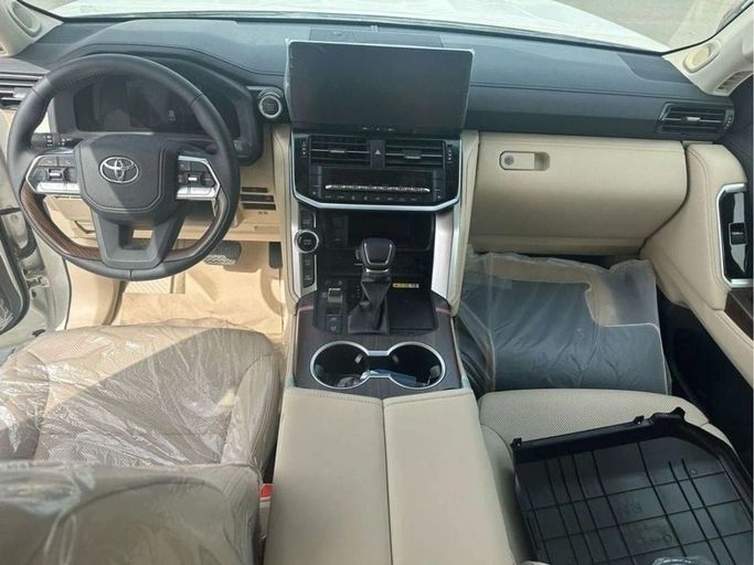 Новый Toyota Land Cruiser 300 Series, 3.4 л, 2025 в Дубае от World Center Motors FZE Белый цвет. GCC | AUTO.AE