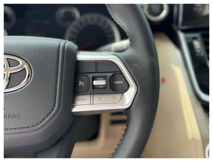 Новый Toyota Land Cruiser 300 Series, 4.0 л, 2024 в Дубае от World Center Motors FZE Серебристый цвет. GCC | AUTO.AE