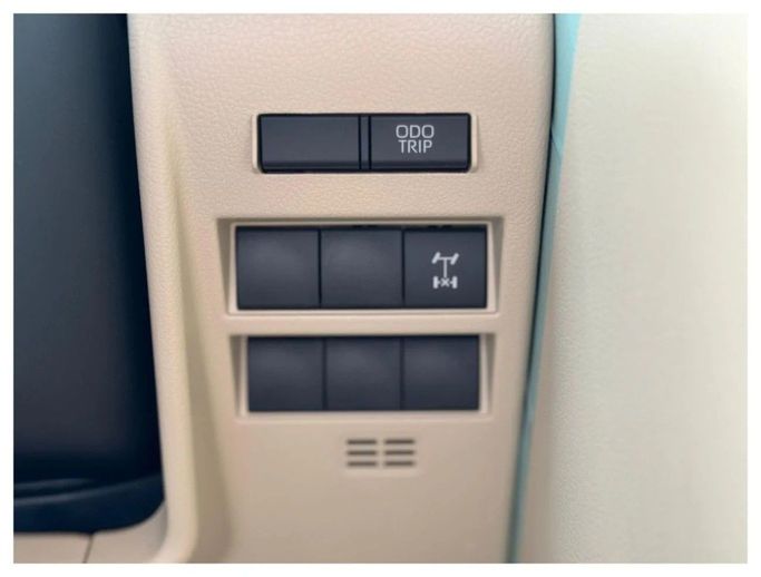 Новый Toyota Land Cruiser 300 Series, 4.0 л, 2024 в Дубае от World Center Motors FZE Серебристый цвет. GCC | AUTO.AE