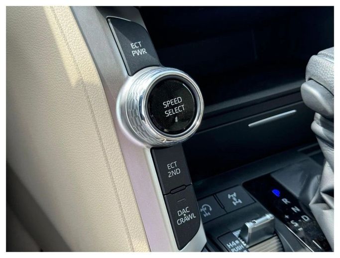 Новый Toyota Land Cruiser 300 Series, 4.0 л, 2024 в Дубае от World Center Motors FZE Серебристый цвет. GCC | AUTO.AE