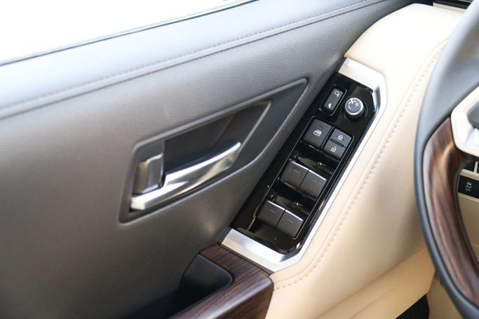 Новый Toyota Land Cruiser 300 Series, 4.0 л, 2024 в Дубае от Atlantic Motors FZCO Черный цвет.  | AUTO.AE