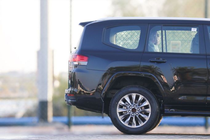 Новый Toyota Land Cruiser 300 Series, 4.0 л, 2024 в Дубае от Atlantic Motors FZCO Черный цвет.  | AUTO.AE