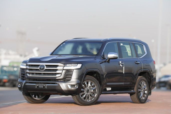 Новый Toyota Land Cruiser 300 Series, 3.4 л, 2023 в Дубае от Atlantic Motors FZCO Серый цвет.  | AUTO.AE