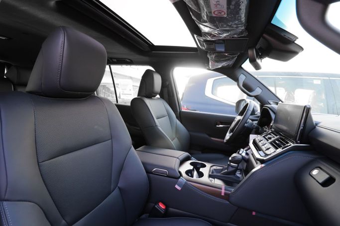 Новый Toyota Land Cruiser 300 Series, 3.4 л, 2023 в Дубае от Atlantic Motors FZCO Серый цвет.  | AUTO.AE