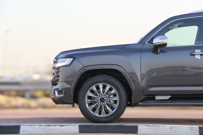 Новый Toyota Land Cruiser 300 Series, 3.4 л, 2023 в Дубае от Atlantic Motors FZCO Серый цвет.  | AUTO.AE