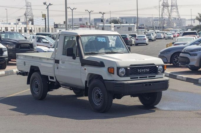 Новый Toyota Land Cruiser 70 Series Рестайлинг 2, 4.2 л, 2025 в Дубае от Al Rawnaq Motors  Белый цвет. GCC | AUTO.AE