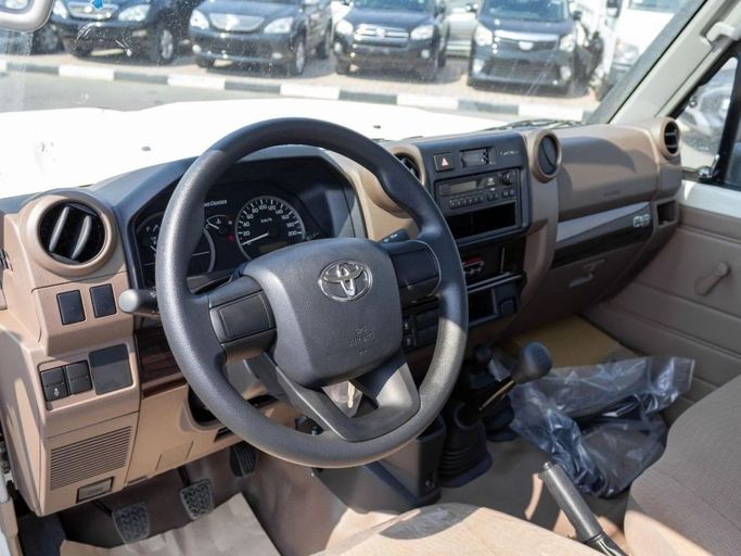 Новый Toyota Land Cruiser 70 Series Рестайлинг 2, 4.2 л, 2025 в Дубае от Al Rawnaq Motors  Белый цвет. GCC | AUTO.AE