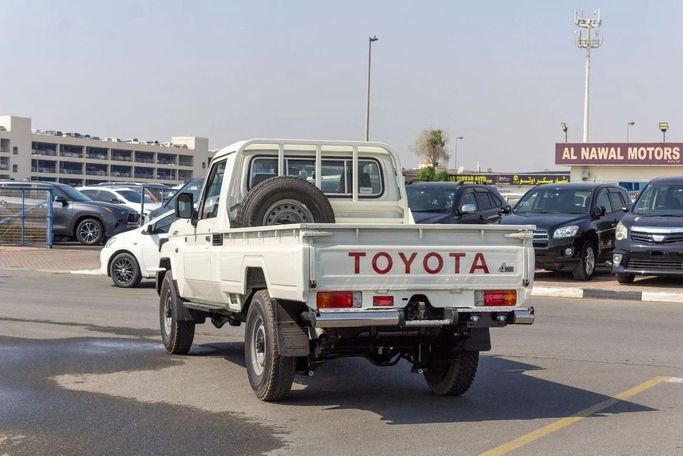 Новый Toyota Land Cruiser 70 Series Рестайлинг 2, 4.2 л, 2025 в Дубае от Al Rawnaq Motors  Белый цвет. GCC | AUTO.AE