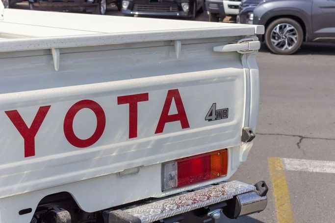 Новый Toyota Land Cruiser 70 Series Рестайлинг 2, 4.2 л, 2025 в Дубае от Al Rawnaq Motors  Белый цвет. GCC | AUTO.AE