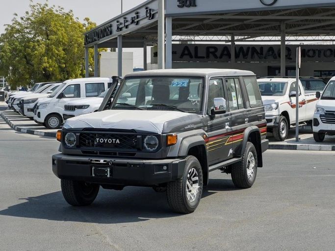 Новый Toyota Land Cruiser 70 Series Рестайлинг 2, 2.8 л, 2025 в Дубае от Al Rawnaq Motors  Серый цвет. GCC | AUTO.AE