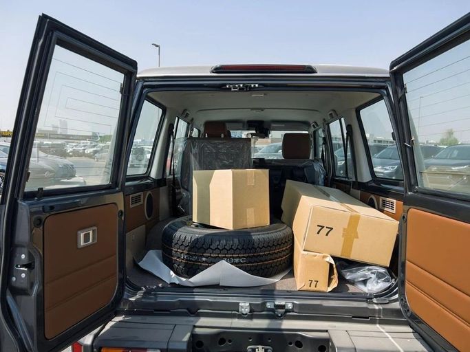 Новый Toyota Land Cruiser 70 Series Рестайлинг 2, 2.8 л, 2025 в Дубае от Al Rawnaq Motors  Серый цвет. GCC | AUTO.AE