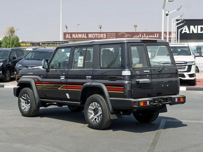 Новый Toyota Land Cruiser 70 Series Рестайлинг 2, 2.8 л, 2025 в Дубае от Al Rawnaq Motors  Серый цвет. GCC | AUTO.AE
