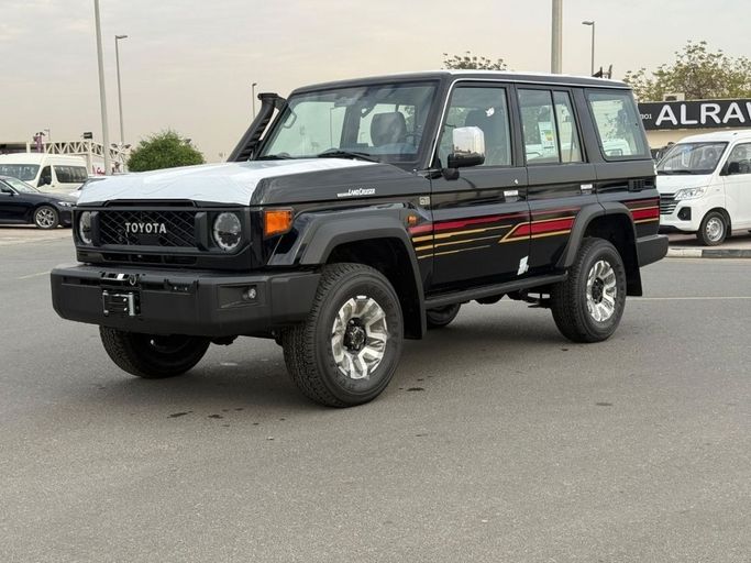 Новый Toyota Land Cruiser 70 Series Рестайлинг 2, 2.8 л, 2025 в Дубае от Al Rawnaq Motors  Черный цвет. GCC | AUTO.AE