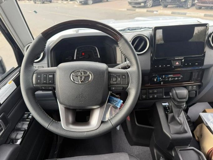 Новый Toyota Land Cruiser 70 Series Рестайлинг 2, 2.8 л, 2025 в Дубае от Al Rawnaq Motors  Черный цвет. GCC | AUTO.AE