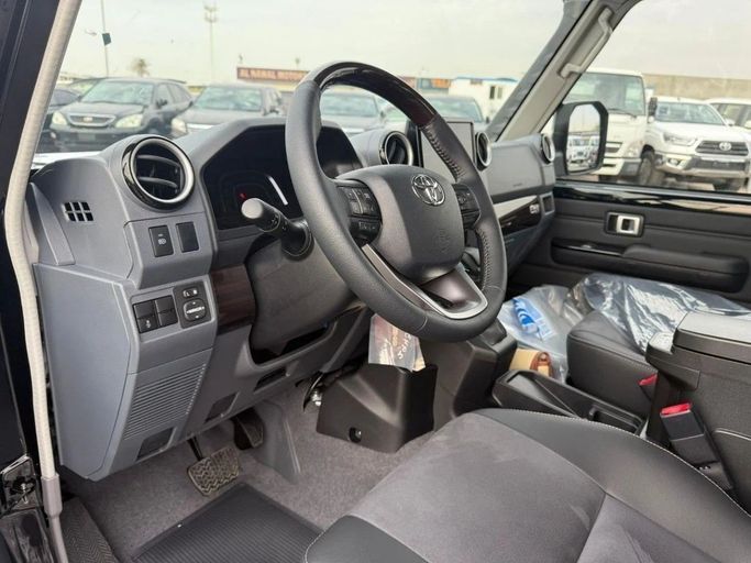 Новый Toyota Land Cruiser 70 Series Рестайлинг 2, 2.8 л, 2025 в Дубае от Al Rawnaq Motors  Черный цвет. GCC | AUTO.AE