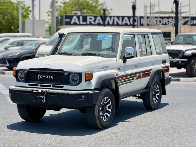 Новый Toyota Land Cruiser 70 Series Рестайлинг 2, 4.0 л, 2025 в Дубае от Al Rawnaq Motors  Белый цвет. GCC | AUTO.AE
