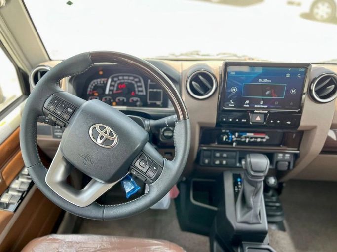 Новый Toyota Land Cruiser 70 Series Рестайлинг 2, 4.0 л, 2025 в Дубае от Al Rawnaq Motors  Белый цвет. GCC | AUTO.AE