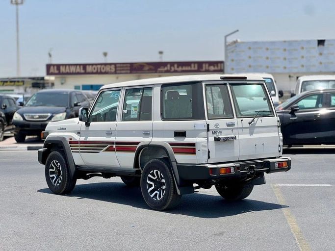 Новый Toyota Land Cruiser 70 Series Рестайлинг 2, 4.0 л, 2025 в Дубае от Al Rawnaq Motors  Белый цвет. GCC | AUTO.AE