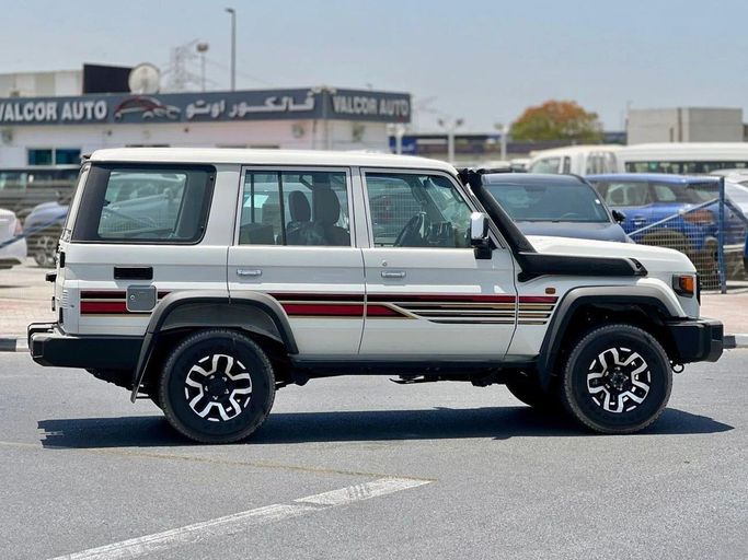 Новый Toyota Land Cruiser 70 Series Рестайлинг 2, 4.0 л, 2025 в Дубае от Al Rawnaq Motors  Белый цвет. GCC | AUTO.AE