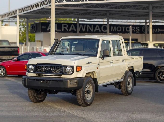 Новый Toyota Land Cruiser 70 Series Рестайлинг 2, 4.2 л, 2025 в Дубае от Al Rawnaq Motors  Белый цвет. GCC | AUTO.AE